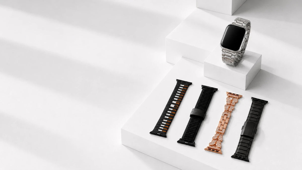 Apple Watch con cuatro correas VYURE sobre pedestales blancos
