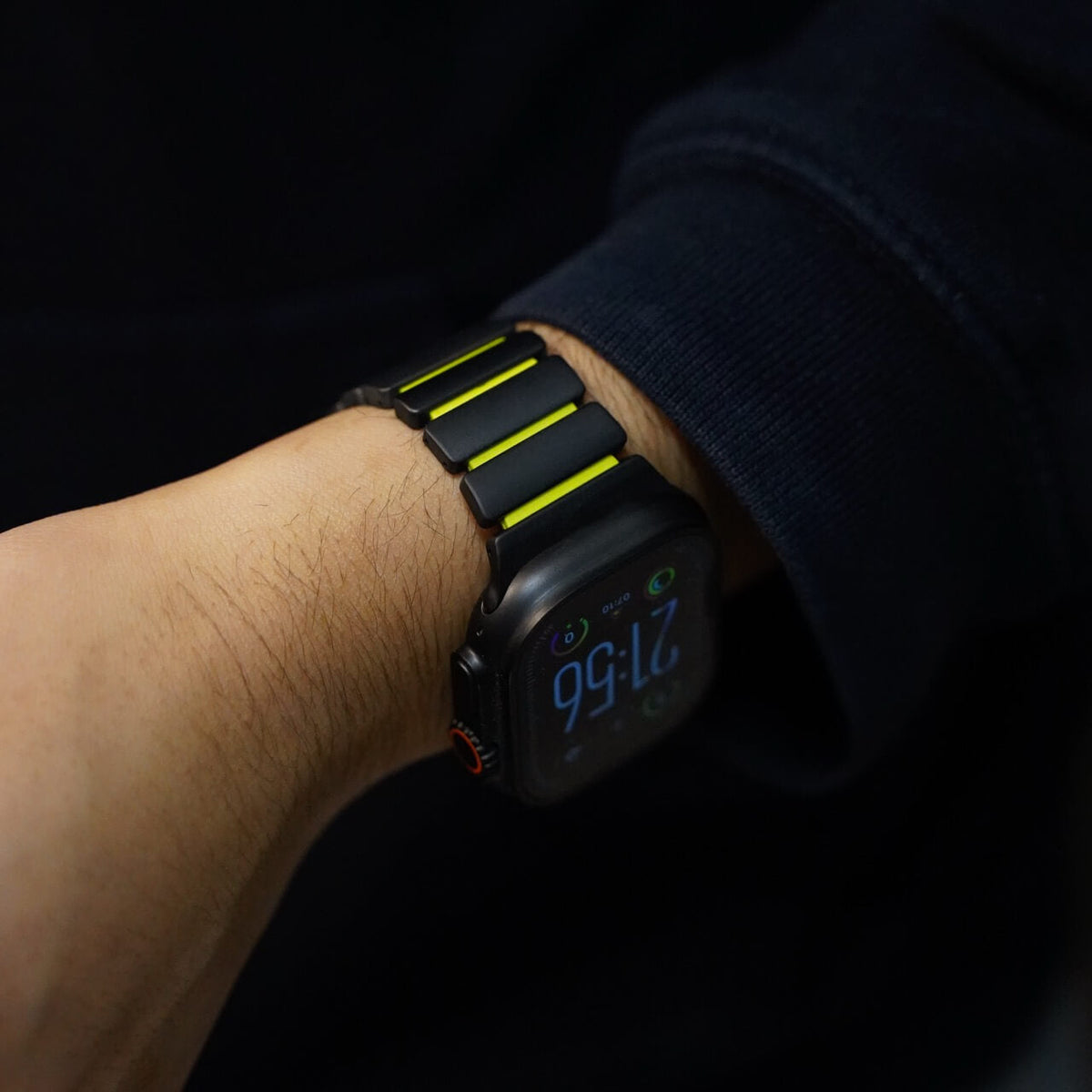 VYURE TITANIUM HYBRID en negro y amarillo, vista de uso